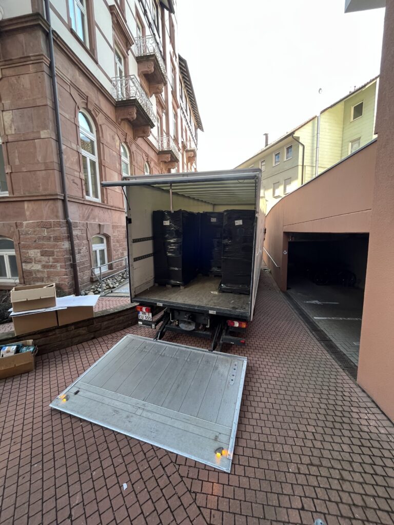 Beladener Umzugswagen mit gesichertem Umzugsgut in einem Innenhof beim professionellen Umzug