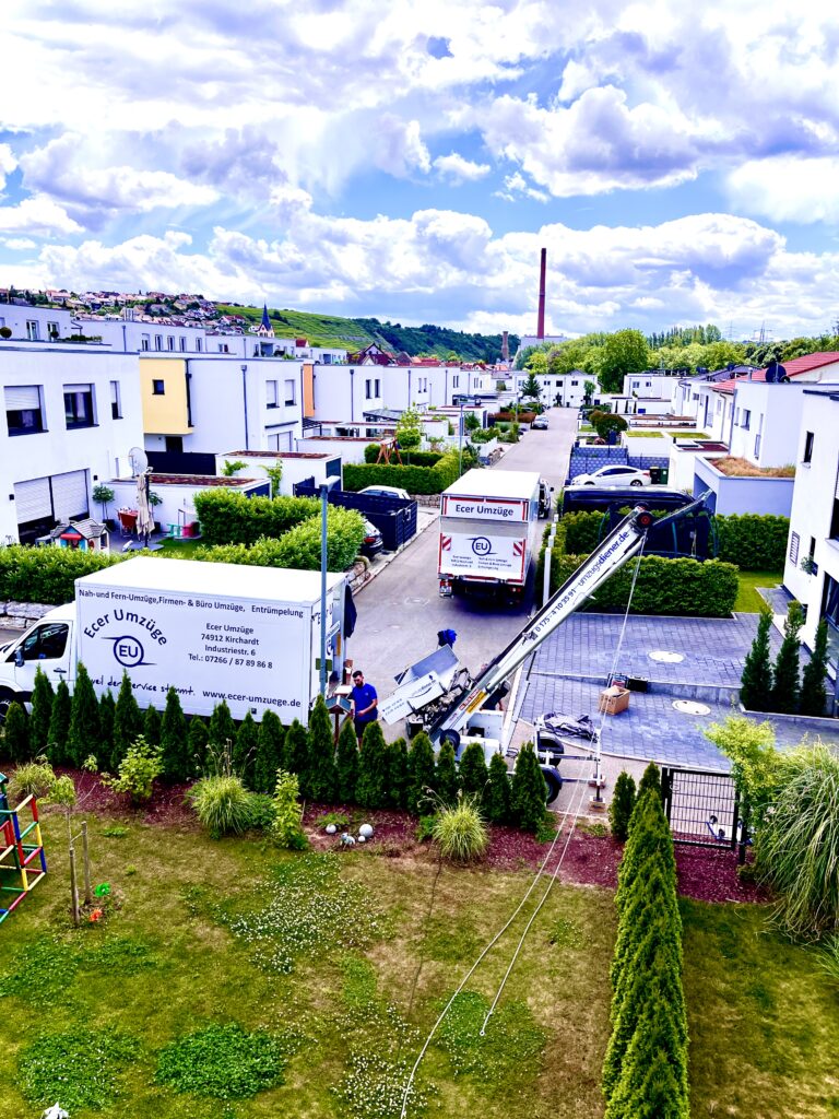 Ecer Umzüge beim Wohnungsumzug mit Umzugswagen und Möbelaufzug im Wohngebiet