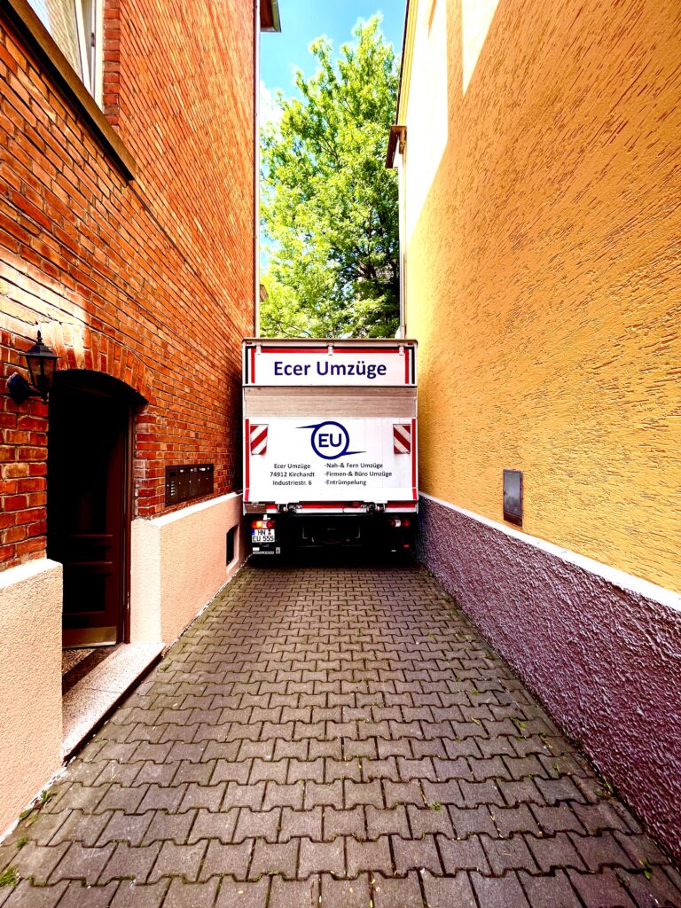 Umzugsfahrzeug von Ecer Umzüge in enger Zufahrt bei einem Umzug. Umzugsunternehmen Sinsheim.