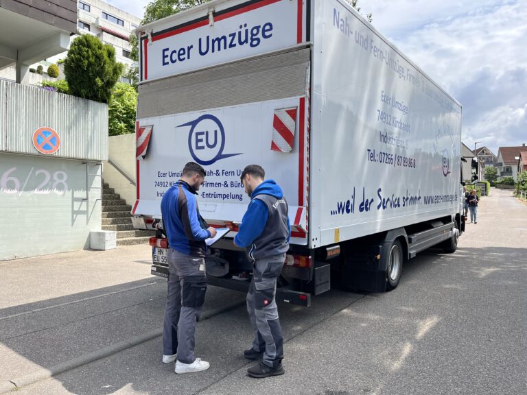 Mitarbeiter von Ecer Umzüge beim Schulumzug in Sinsheim vor dem Umzugs-Lkw.