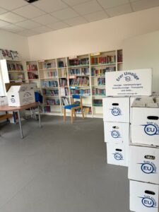 Schulumzug in Sinsheim mit Ecer Umzüge – Umzugskartons in einer Schulbibliothek mit aufgebauten Bücherregalen