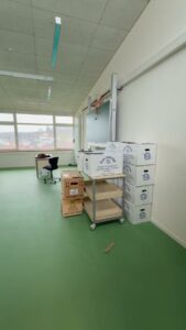 Umzugskartons und Transportwagen in einem Klassenraum beim Schulumzug in Sinsheim durch Ecer Umzüge.