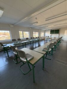 Schulumzug in Sinsheim durch Ecer Umzüge – helles, fertig eingerichtetes Klassenzimmer mit Tischen und Stühlen
