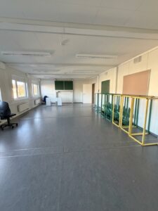 Leerer Klassenraum einer Schule nach dem professionellen Schulumzug in Sinsheim durch Ecer Umzüge.