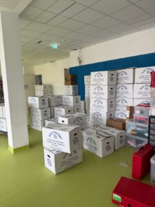 Schulumzug in Sinsheim mit Ecer Umzüge – gestapelte Umzugskartons und transportiertes Schulmaterial im Schulgebäude