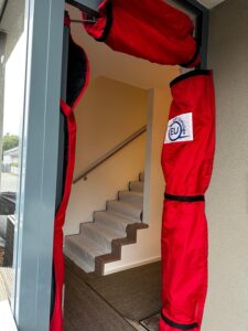 Roter Türrahmen- und Treppenschutz im Hausflur für einen sicheren Umzug.