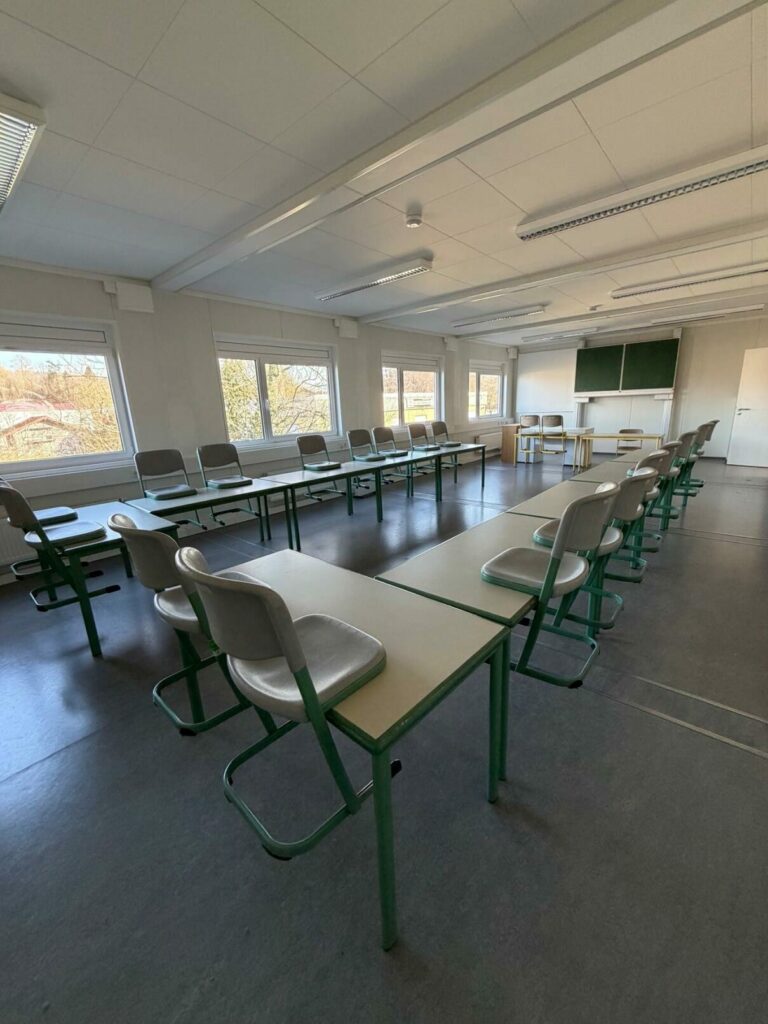 Schulumzug in Sinsheim durch Ecer Umzüge – helles, fertig eingerichtetes Klassenzimmer mit Tischen und Stühlen