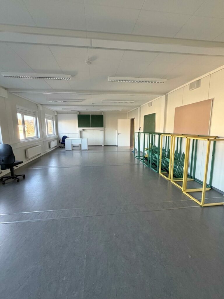 Klassenzimmer der Kraichgau-Realschule von innen nach dem Abtransport der Möbel.