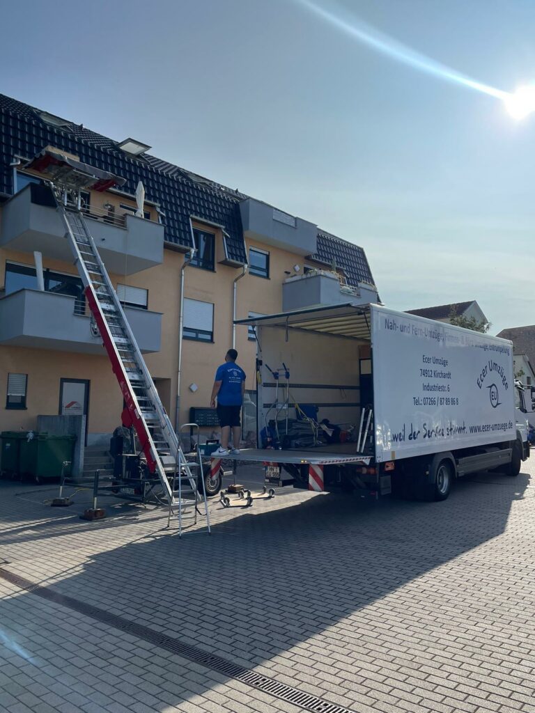 Ecer Umzüge mit Möbellift bei einem Einsatz in Bad Rappenau.